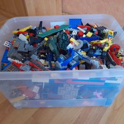 Verkaufe eine Kiste voll mit Legosteine und Platten in verschiedene Größen
