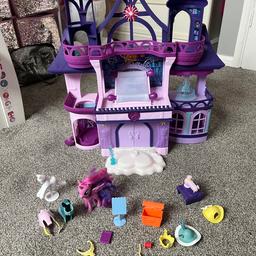 Selling cheap as there are a couple of items missing.

Castle lights up and plays my little pony, there is also a uv light which shows up images on twilight’s dresses.