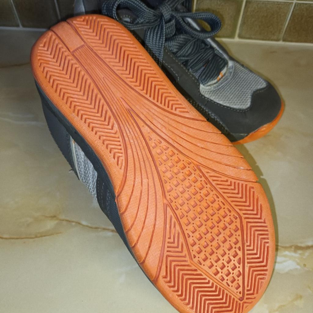LIGHT+DARK GREY WITH ORANGE SOLES. HAS LOVELY THICK COMFY TONGUES. HELD IN PLACE WITH ELASTIC ON BOTH SIDES. SUPPORTED INSOLES FOR CORRECT POSTURE. GREAT TRAINERS.