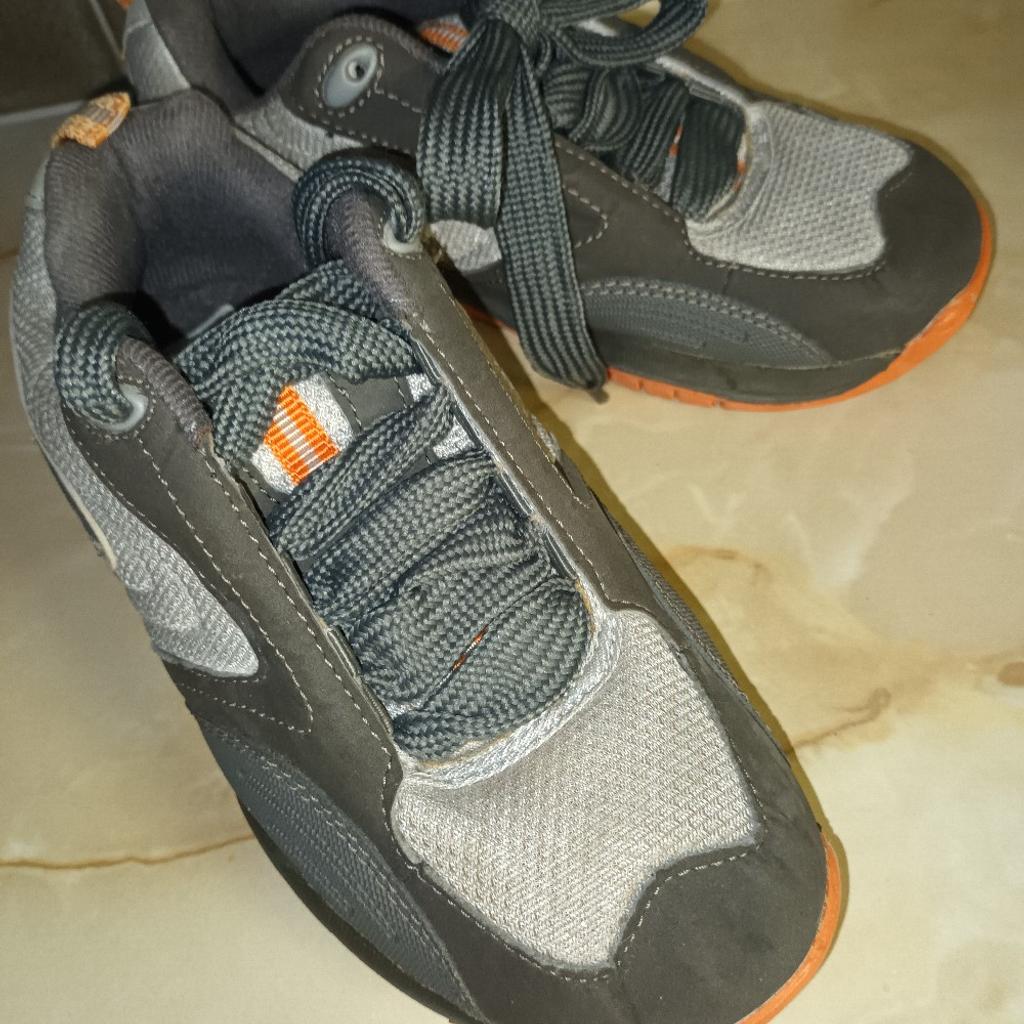 LIGHT+DARK GREY WITH ORANGE SOLES. HAS LOVELY THICK COMFY TONGUES. HELD IN PLACE WITH ELASTIC ON BOTH SIDES. SUPPORTED INSOLES FOR CORRECT POSTURE. GREAT TRAINERS.