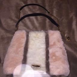 Barely used so in very good condition, furry on one side & suede on the other as can see in photos!

Has 2 straps also for desired length & a pocket on the inside!

LS13 
