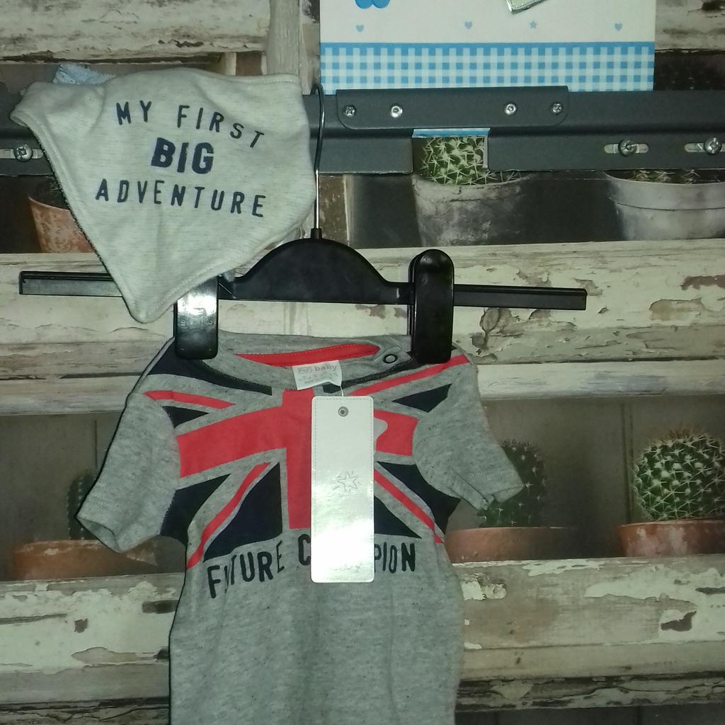 THIS IS FOR A BUNDLE OF BRAND NEW ITEMS

1 X GREY ALL IN ONE WITH ENGLAND THEME
1 X MY FIRST CURL CHINA BOX AND LID
2 X BIBS WITH ADVENTURER THEME
1 X GIFT BAG

PLEASE SEE PHOTO