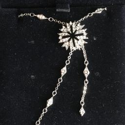 Originalverpackte Swarovski Halskette mit Anhänger mit schönen Kristallen. Privatverkauf keine Garantie und keine Rücknahme