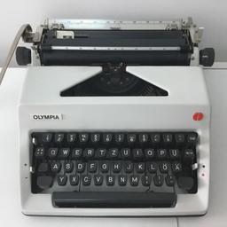 Olympia Schreibmaschine Olympia Werke AG. Wilhelmshaven
Ohne Tragekoffer
Farbband muss ausgetauscht wird.

Eine Funktionsprüfung wurde nicht durchgeführt.
