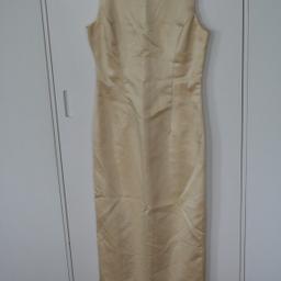 Vestito lungo Giallo Oro

Taglia 40 (USA: size 8)

Senza maniche

Vendo a 15 Euro