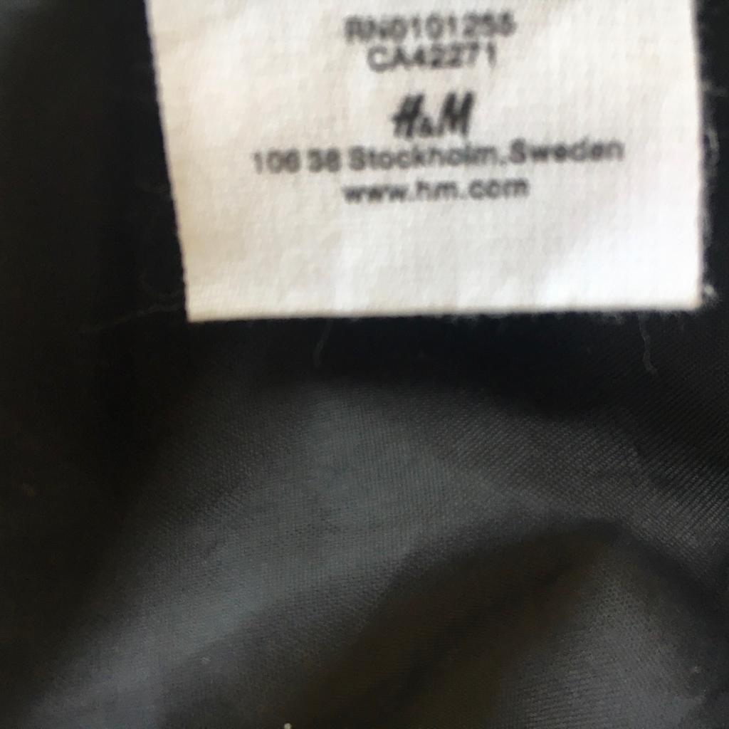 Zum Verkauf steht Damen Blazer Jacket
Gr. 36/38 von „ H&M „
die Brustweite einfach- 47 cm
die Länge- 57 cm

Privatverkauf daher keine Rücknahme, Garantie oder Gewährleistung.