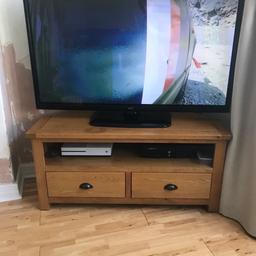 Dunelm solid oak wood tv corner unit 
Measures L43 x D20 x H20 inches 
Excellent condition apart from a mark on top as shown 
Collection only