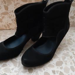 Schuhe
Damenschuhe Pumps 
Schwarz, vorne offen, hinten mit Reißverschluss 
Größe 38