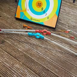 archery set . has been used
comes with 2 bows. when u buy a set only comes with kne but we brought a extra one so this as 2 bows so 2 people can play. comes with 3 used arrows it stands up so can shoot target and then arrows go inside case for storage .