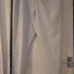 brand new with tags ladies nike Pro flex track pants size XL

nike Pro log down side of legs, front leg splits, side pockets, elasticated waist with nike logo on waistband.

bought but to big for me so best for size 18 to 20 maybe a size 22.

light beige color with black & white trimming.