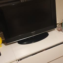 Samsung TV. 32inch screen. Working condition Comes with remote (plastic bit to remote is missing but works without it)