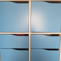 Verkaufe sechs blaue Türen und vier 2er Sets Schubladen passend zum Kallax Regal von Ikea.
super Zustand, keine Kratzer. Neupreis knapp 200€

Nur Abholung