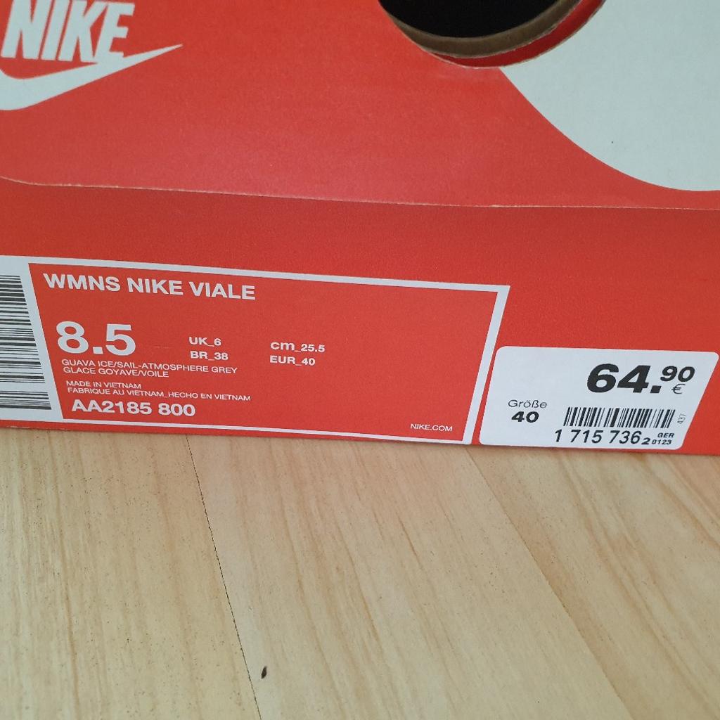 Neue Nike Senaker, in gr. 8.5 ( 40)
In Grau /Apriko
Versand möglich zzgl 5.55€