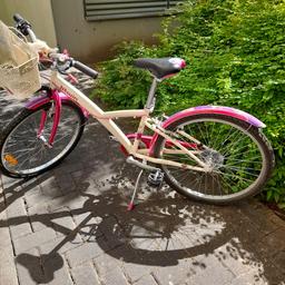 rosa Fahrrad mit Korb