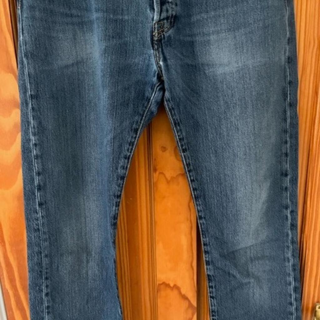 4) Levi’s 501’s size 34” waste, 30” leg, original fit, faded mid blue, worn with some signs of wear. Only selling due to weight loss. I am selling a number of different pairs so please check out my other listings. Free to collect or I will send via Royal Mail signed for. Colour may look a bit different from the pictures. I am selling some more pairs so please see my other listings.