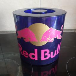 Red Bull Eiskühler/Eisbox
Höhe 18cm
Durchmesser 19cm
leichte Gebrauchsspuren(siehe Bilder)
Unversicherter Versand nach Österreich/Deutschland um Euro 5.- möglich.
