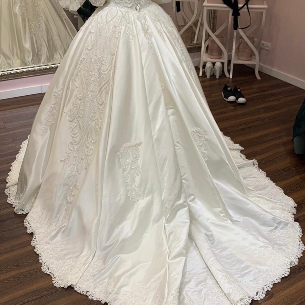 Habe hier mein wunderschönes Brautkleid zu verkaufen.
Größe ist zwischen 38 und 40, da der Rücken ein geschnürtes Korsett hat.
Das Kleid ist voll mit Pailletten, Spitze bedeckt.
Anprobe ist möglich.
Das Kleid muss gereinigt
werden.

Neupreis : 2000€