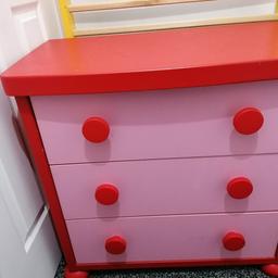 Good solid chest of draws.. Pink
Good condition,
with a few small/tiny marks.
Good working runners for the draws
Just don't need it any more
29" height
28" wide
17" depth
BARGAIN, well worth the money
Buyer to collect,
