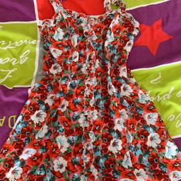 This is such a lovely, floral, colourful summer dress! Has buttons down the middle if you wanted to style it out more, lovely fit!
Boohoo
Size 10