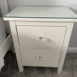 White ikea hemnes bedside table with glass topper. In good condition, some wear and tear as shown in photo. This is not the white stain version. Sells for £85 and class top is £15