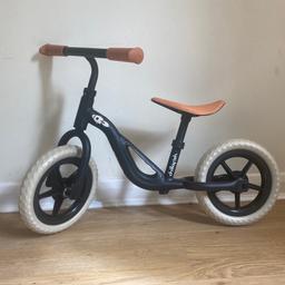 Toddler balance bike in black with beige wheels and browns seats and handles. Removed from packaging but not used.

Happy to deliver in London area SE19 and SE25, otherwise collection.