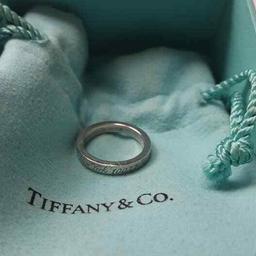In good condition and retired Tiffany&Co. Tiffany narrow notes script New York ring. Size 3 and 3/4 or H (UK). Trusted seller, see my profile for more T&Co. items. Thank you.