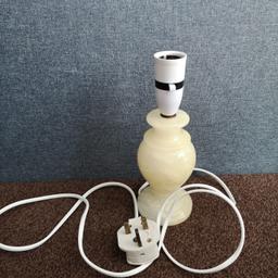 Vintage cream alabaster table lamp has a small crack in the plastic fitting but doesn't affect use at all
Collection burscough
Please take a look through my other items