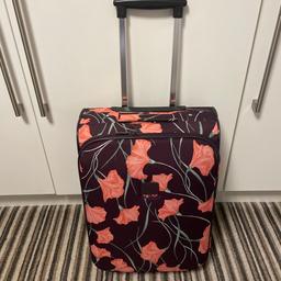 Small cabin bag with 2 wheels medium holdall & small holdall selling due to the 2 medium suitcases being damaged please see pictures the wheeled cabin bag & 2 holdalls are in good condition perfect for weekends away