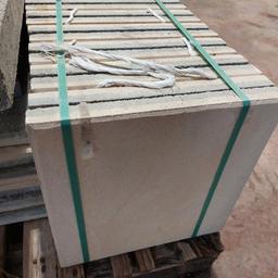 Waschbetonplatten mit sandgelber strukturierter Oberfläche. Imprägniert zur leichteren Reinigung. 33 Stk. 40x40cm
