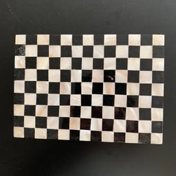 Scatola in legno e madreperla per 2 mazzi carte da gioco
Misure cm 15x10