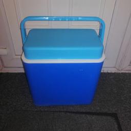 blue 24 litre cooler box
with carry handle
ideal for camping, picknic's, caravan/motorhome or day trips
good condition
hardly used, just been kept in a cupboard
only want £5 
can deliver locally
07842-207242
thanks for looking