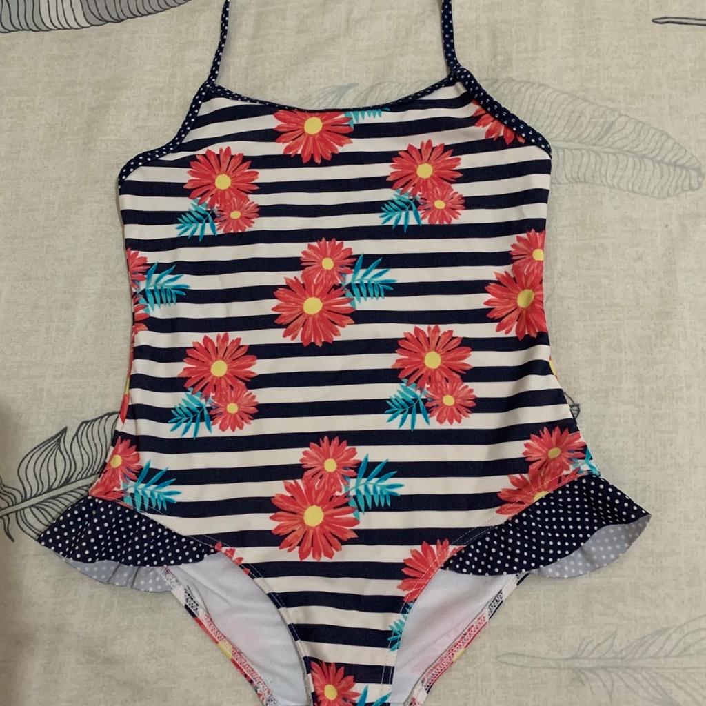 Girls swimsuit, size:6-7years
