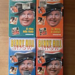 4 videocassette della collana - Benny Hill show -, che raccoglie le gags del comico inglese.
La serie comprendeva 31 videocassette.
Per queste 4, 1 € cadauno 