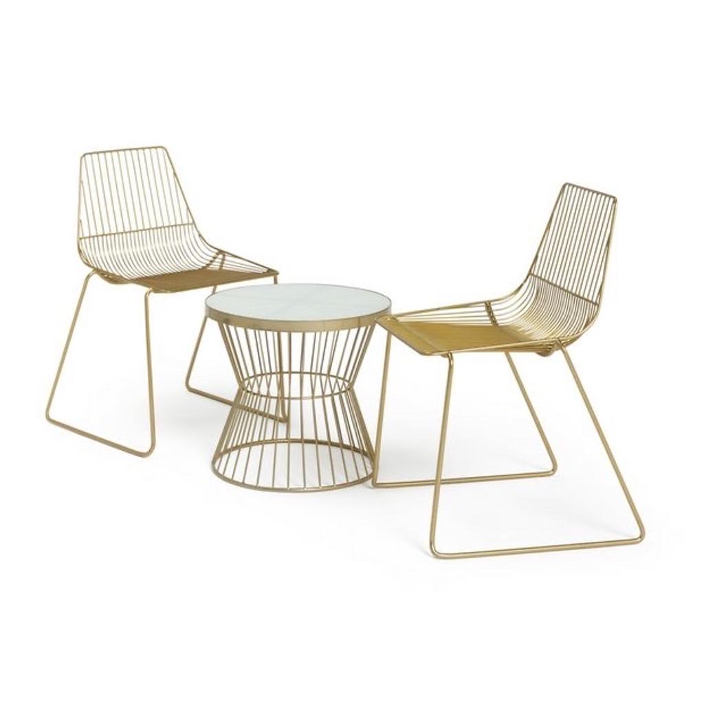 Habitat Huxley 2 Seater Metal Bistro Set - Brass fully assembled but all new and we can deliver local
Bring the chic feel of a Parisian bistro into your home with Huxley. Comprising a table and 2 metal chairs, the polished brass finish of this set is not just elegant, but durable and rust resistant too. The transfer printed glass tabletop hits the Luxe interiors trend perfectly and the wire framed chairs exude style.
Table size H45, D50cm
Includes 2 chairs.
Size of each chair H79, W54, D51cm