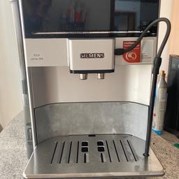 Wegen Neuanschaffung verkaufe ich meinen Siemens Kaffeevollautomat.
Er funktioniert einwandfrei, Mahlwerk kann entnommen werden zum reinigen. Die Maschine hat optische Mängel siehe Fotos, Plastik vorderer Teil etwas abgeblichen. Was jedoch nicht die Funktion beeinträchtigt!
Auf Knopfdruck (Touchdisplay) Kaffee Crema, Latte, Milch, Milchschaum, Espresso, Cappuccino, Heiswasser.
Maschine kann natürlich auf vor Ort getestet werden.
Automatisches Reinigungsprogramm mit Schrittweißer Führung.
Privatv