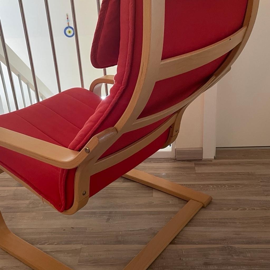 Ikea „Poäng“ Schwingsessel und Hocker in der Polsterfarbe rot