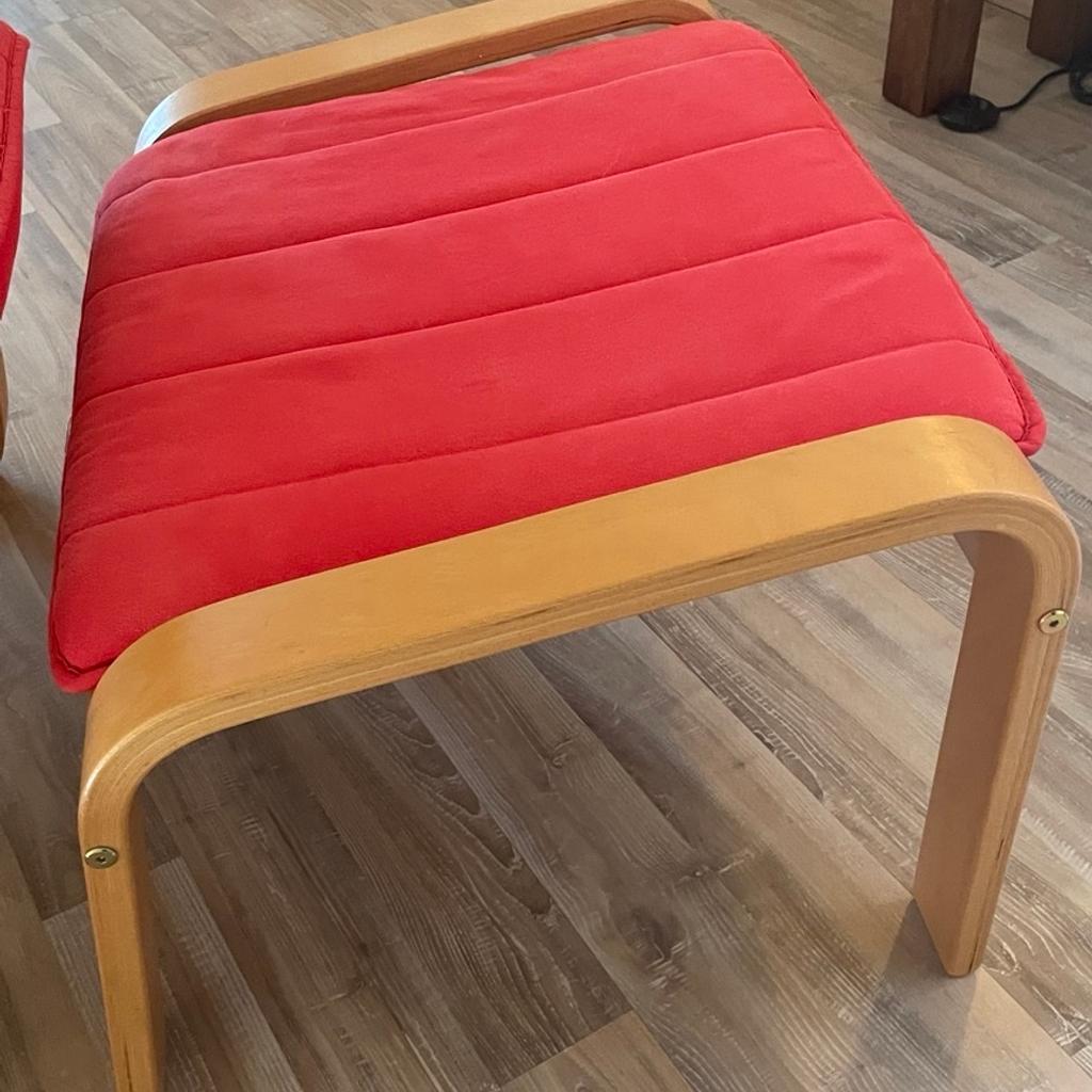 Ikea „Poäng“ Schwingsessel und Hocker in der Polsterfarbe rot