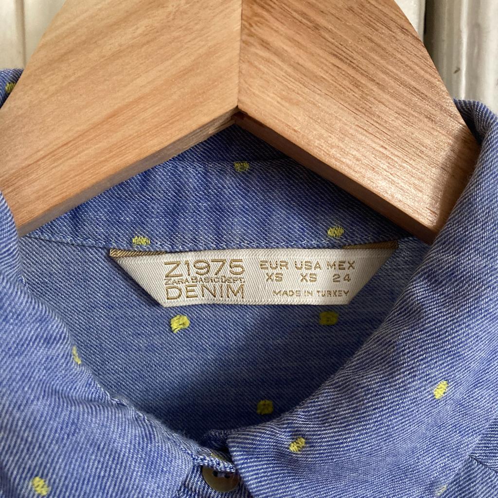Bluse Baumwollbluse 3/4-Ärmel-Bluse 3/4-Bluse
von Zara
Gr. 34 / XS / S / 6 / small
Gerade geschnitten mit Kragen, Knopfleiste, 2 Brusttaschen Ärmel können auch hochgekrempelt getragen werden (Schlaufen vorgesehen).
blau hellblau jeans jeansfarben gelb gepunktet Punkte Muster
100% Baumwolle
Gern getragen, Zustand aber sehr gut, mängelfrei
zzgl. Versand 3€