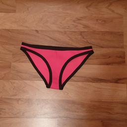 Verkaufe eine Bikinihose von H&M.
Farbe: Pink mit schwarzem Rand.
Größe: 42
Wurde noch nie getragen.