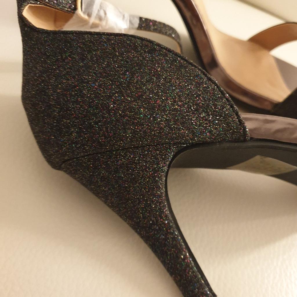 Women's #Glitter Ankle Strap Medium Heel Sandals 👡

Size: uk 8
Heel Height: 3inches
Colour: Black Glitter

Condition: Brand #new in the box never worn

*PayPal payments welcome