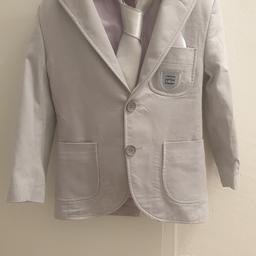 graue Jacke, graue Krawatte und lila Hemd
Alles in guten zustand
für 5 / 6 jahre alt