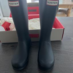 Navy kids hunter wellies worn once,
Size 1
Smoke and pet free home