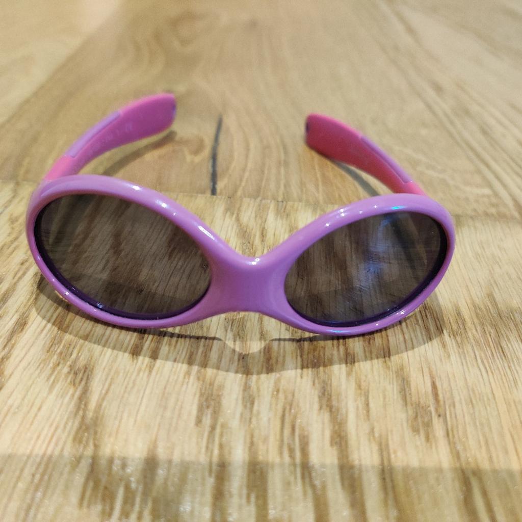 Verkaufe Baby Sonnenbrille, leider ist das Gummiband verloren gegangen
Kann beidseitig getragen werden, 0-18 Monate, 100% UV-Schutz
Versand möglich, wenn Kosten übernommen werden
Aus tierfreiem Nichtraucherhaushalt