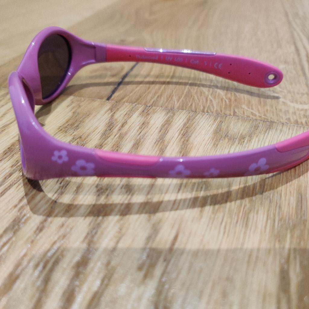 Verkaufe Baby Sonnenbrille, leider ist das Gummiband verloren gegangen
Kann beidseitig getragen werden, 0-18 Monate, 100% UV-Schutz
Versand möglich, wenn Kosten übernommen werden
Aus tierfreiem Nichtraucherhaushalt