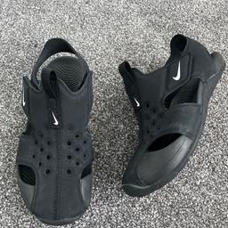 size 11.5 Nike sandals 

hardly worn
