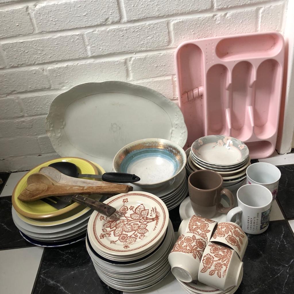 LARGE BUNDLE OF DISHES AND UTENSILS🌸 in B14 Birmingham für 1,00 £ zum
