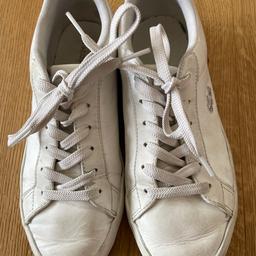 Verkaufe meine weißen Lacoste Sneakers in Größe 37,5. Habe sie sehr gerne getragen. Sie sind allerdings nicht Wasser fest wie ich in einem Monsun in Vietnam feststellen musste.

Versand 4,39 €.

 #lacoste  #Sneakers #Sneaker #Weiß #37,5