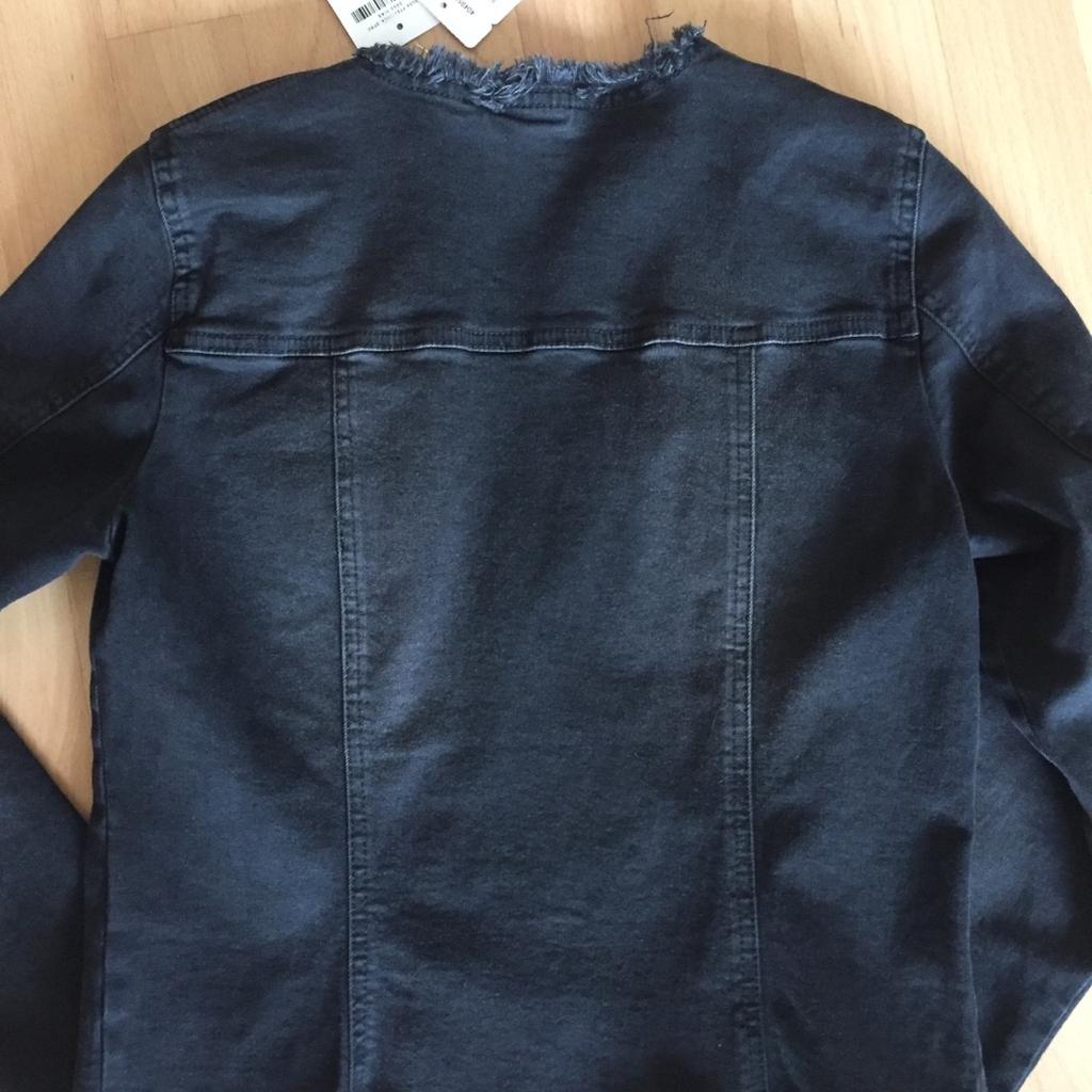 Jacke von Gerry Weber in dunkelgrau bzw. Jeansschwarz

Material mit Elasthan (Jacke sehr elastisch)

Kaufpreis 139,90€

Jacke fällt kleiner aus, daher Gr. 34