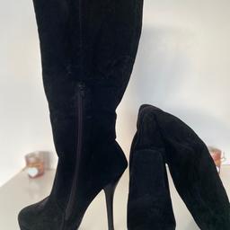 Saints of Fashion
PRETTY WOMAN STYLE SEXY
Size 4
5” Heel
BRAND NEW AS NEVER WORN OUTSIDE
Black Suede
Stiletto Platform Knee High Boots
Side zip fastening
Pull on & zip up