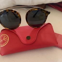 NEU
Mit passendem roten Ray/Ban Brillenetui und Putztuch
Coole nicht alltägliche Sonnenbrille
Für Mann und Frau